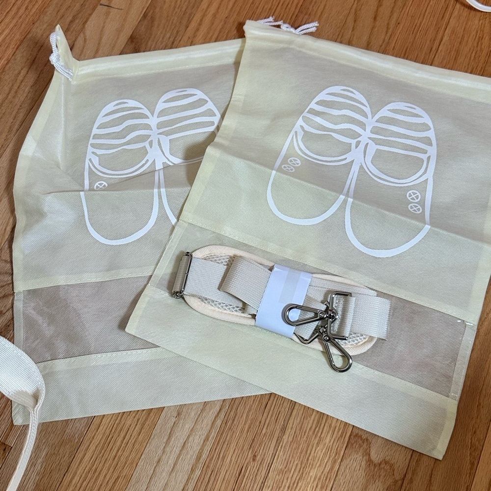 NWT Amazon Cream Weekender Bag with Soft Structure and Versatile Design - Picture 7 of 12